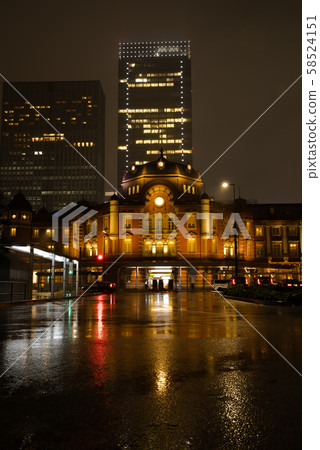 多雨的東京站 58524151