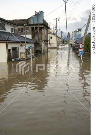 19號颱風引起大雨氾濫郡山市站若葉町十字路口 19號颱風引起大雨氾濫郡山市站若葉町十字路口 58524300