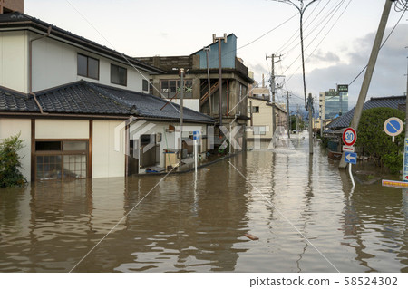 19號颱風引起大雨氾濫郡山市站若葉町十字路口 58524302
