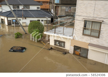 郡山市站和歌町十字路口被洪水淹沒的19號颱風廣瀨河洪水車被淹沒在屋頂上 郡山市站和歌町十字路口被洪水淹沒的19號颱風廣瀨河洪水車被淹沒在屋頂上 58524306