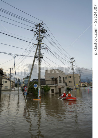 颱風19號暴雨淹沒救濟活動郡山市站若葉町十字路口 照片素材 圖片 圖庫