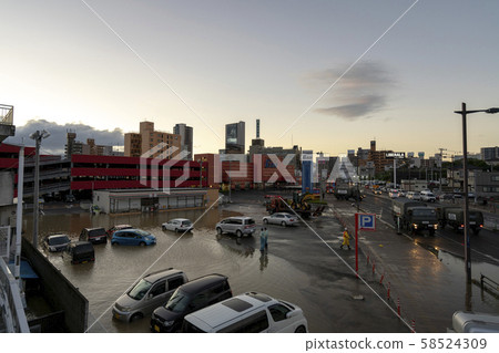 颱風19號大雨淹沒救援活動郡山市站若葉町十字路口廣瀨河洪水便利商店被淹 颱風19號大雨淹沒救援活動郡山市站若葉町十字路口廣瀨河洪水便利商店被淹 58524309