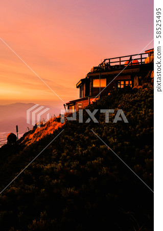 春季八岳登山：赤岳峰山莊的黎明 58525495