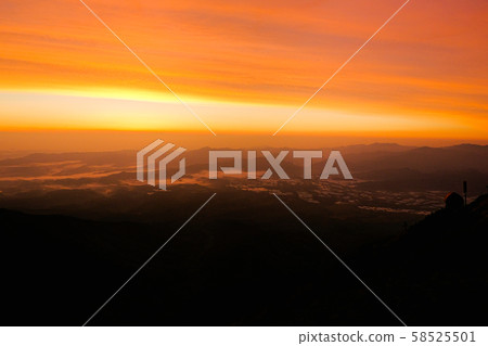 Spring Yatsugatake mountain climbing: Dawn of the summit of Akadake 58525501