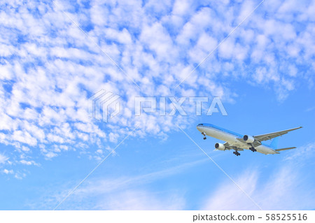 客機起飛蔚藍的天空 58525516