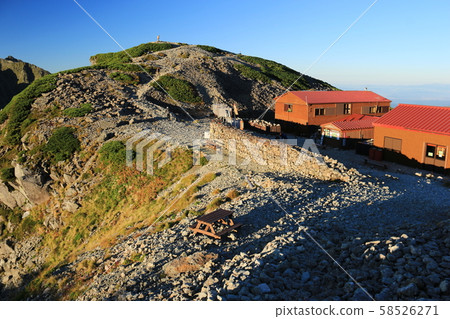 Northern Alps, Hoho High Mountain Range Great Killet Longitudinal, Minamidake hut shining in Chaoyang Northern Alps, Hoho High Mountain Range Great Killet Longitudinal, Minamidake hut shining in Chaoyang 58526271