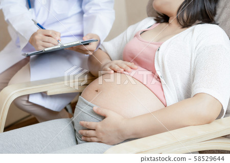 Pregnant Woman and Gynecologist Doctor at Hospital 58529644