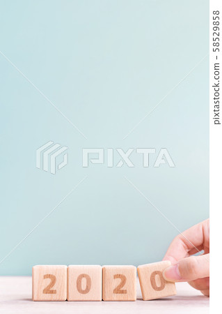 2020年新年秋天女性手目標木刻倒計時目標新年快樂 2020年新年秋天女性手目標木刻倒計時目標新年快樂 58529858