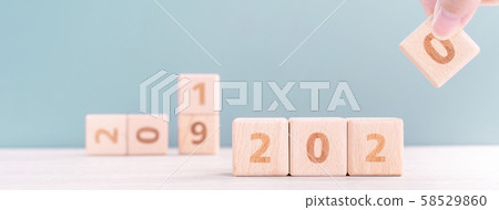 2020年新年秋天女性手目標木刻倒計時目標新年快樂 2020年新年秋天女性手目標木刻倒計時目標新年快樂 58529860