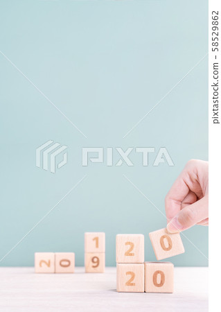 2020年新年秋天女性手目標木刻倒計時目標新年快樂 58529862