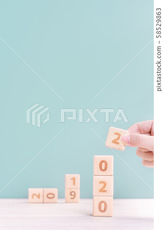 2020年新年秋天女性手目標木刻倒計時目標新年快樂 58529863