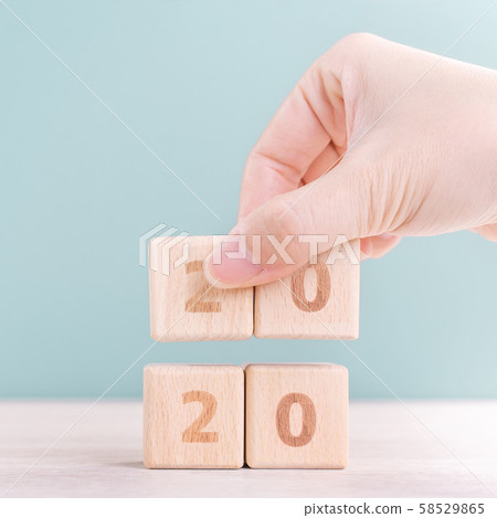 2020年新年秋天女性手目標木刻倒計時目標新年快樂 58529865