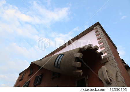 Alex Chinneck在2019年米蘭設計週的戶外裝置 58530505
