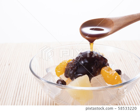 Black honey is put on an old matter 58533220