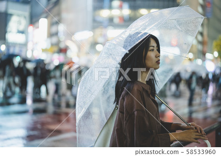 多雨的城市女人 58533960