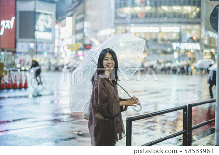 多雨的城市女人 58533961