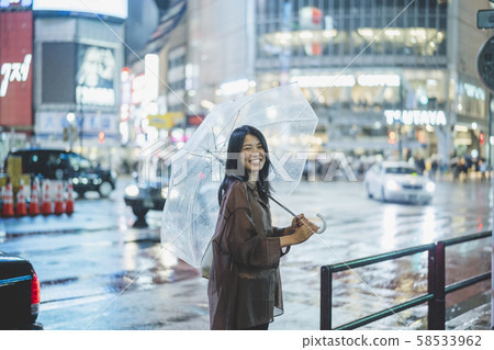 多雨的城市女人 58533962