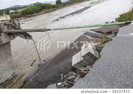 Tanaka Bridge collapse 58537437