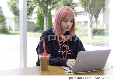 粉紅色頭髮的女設計師 58537489