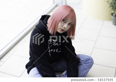粉紅色頭髮的女設計師 粉紅色頭髮的女設計師 58537505