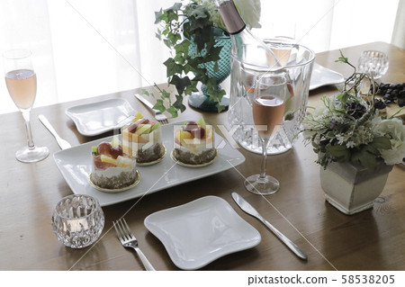 表與蛋糕和香檳 表與蛋糕和香檳 58538205
