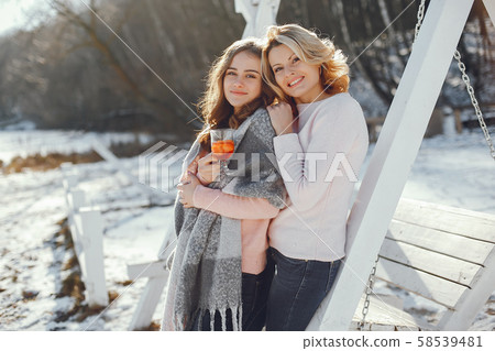 Mother witn daughter 58539481