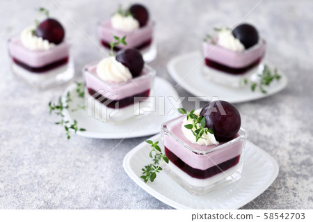 Grape vine Grape vine 58542703
