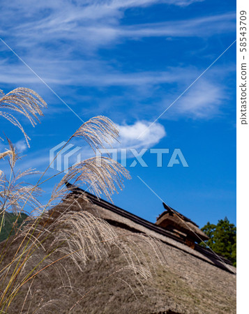 江戶時代，藍天，茅草屋頂和鈴木的大內宿 58543709