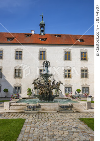 Castle courtyard  58544907