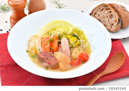 土豆，燉湯，蔬菜，香腸和豬肩肉。 58545548