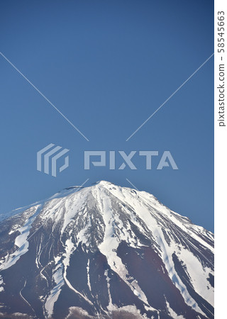 Take a picture of Mt. Fuji seen from Narusawa Village, Yamanashi Prefecture under the blue sky during Golden Week in fine weather Take a picture of Mt. Fuji seen from Narusawa Village, Yamanashi Prefecture under the blue sky during Golden Week in fine weather 58545663