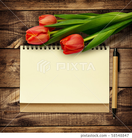 Notebook and pen with bouquet of tulip flowers 58548847