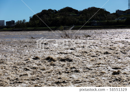 泥濘的溪流 58551329
