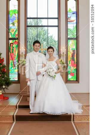 海外熱帶度假勝地小教堂婚禮新娘結婚新郎新娘新郎新娘捧花 58552094