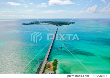 沖繩島上的一架無人駕駛飛機的鳥瞰圖宮古島池池大橋 沖繩島上的一架無人駕駛飛機的鳥瞰圖宮古島池池大橋 58558014