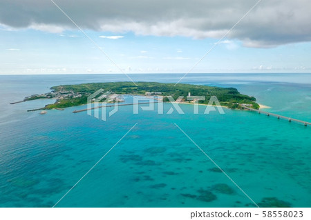 沖繩島上的一架無人駕駛飛機的鳥瞰圖宮古島池池大橋 58558023