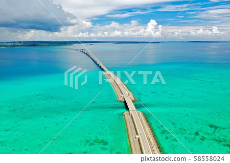 沖繩島與無人機宮古島Irabu Ohashi Irabujima的鳥瞰圖 58558024