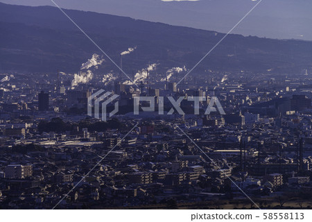 (Shizuoka Prefecture) Industrial area of Fuji city where the sun rises 58558113