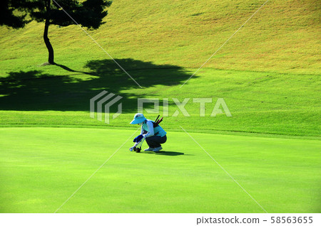 球童在高爾夫球場果嶺上工作 球童在高爾夫球場果嶺上工作 58563655