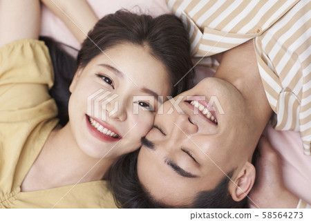 生活方式夫婦頂視圖 生活方式夫婦頂視圖 58564273