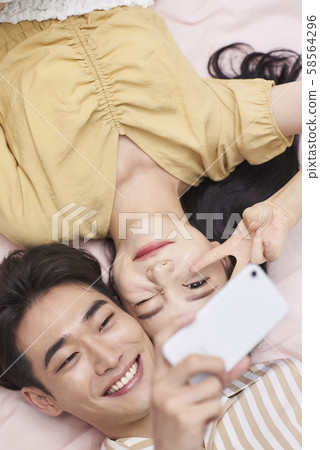 生活方式夫婦頂視圖 生活方式夫婦頂視圖 58564296