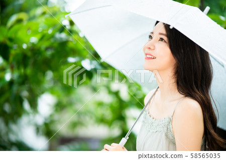 婦女生活方式雨天 婦女生活方式雨天 58565035