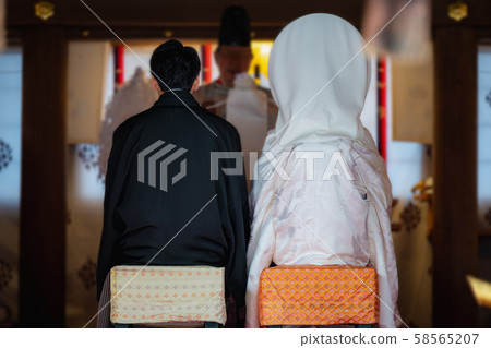 The scenery of the wedding ceremony in front 58565207