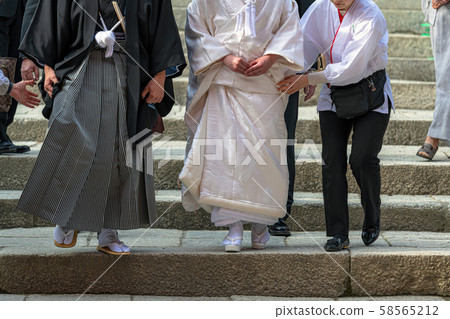 The scenery of the wedding ceremony in front 58565212