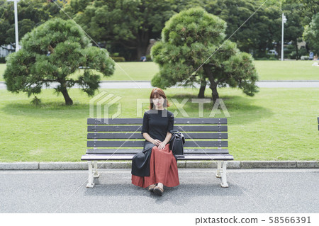 一個女人在公園裡 一個女人在公園裡 58566391