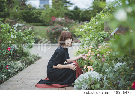 一個女人在公園裡 一個女人在公園裡 58566473