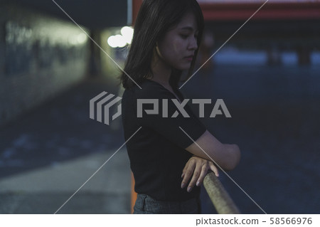 Women at dusk 58566976