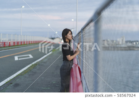 Women at dusk 58567024