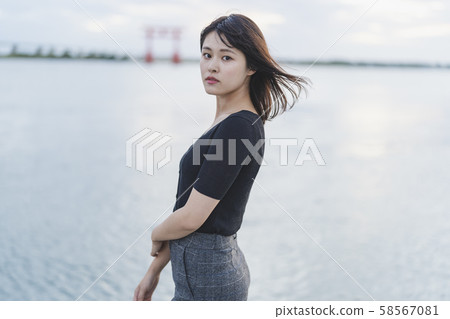 Women at dusk 58567081