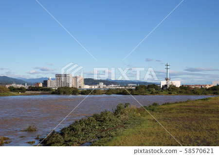 相模川湍急的藍天和渾濁 58570621